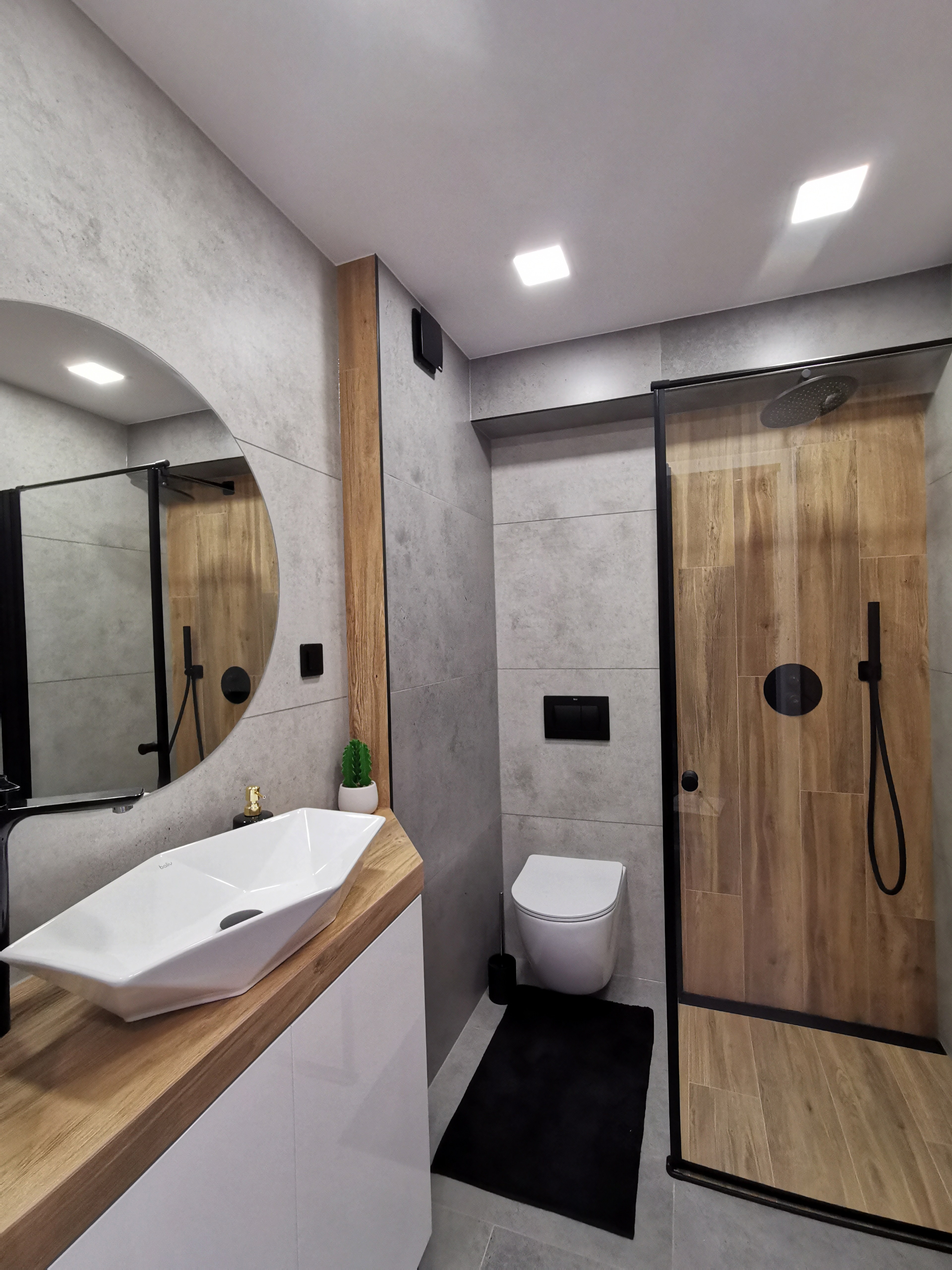 Łazienka wykończona pod klucz w stylu skandynawskim z betonem i drewnem