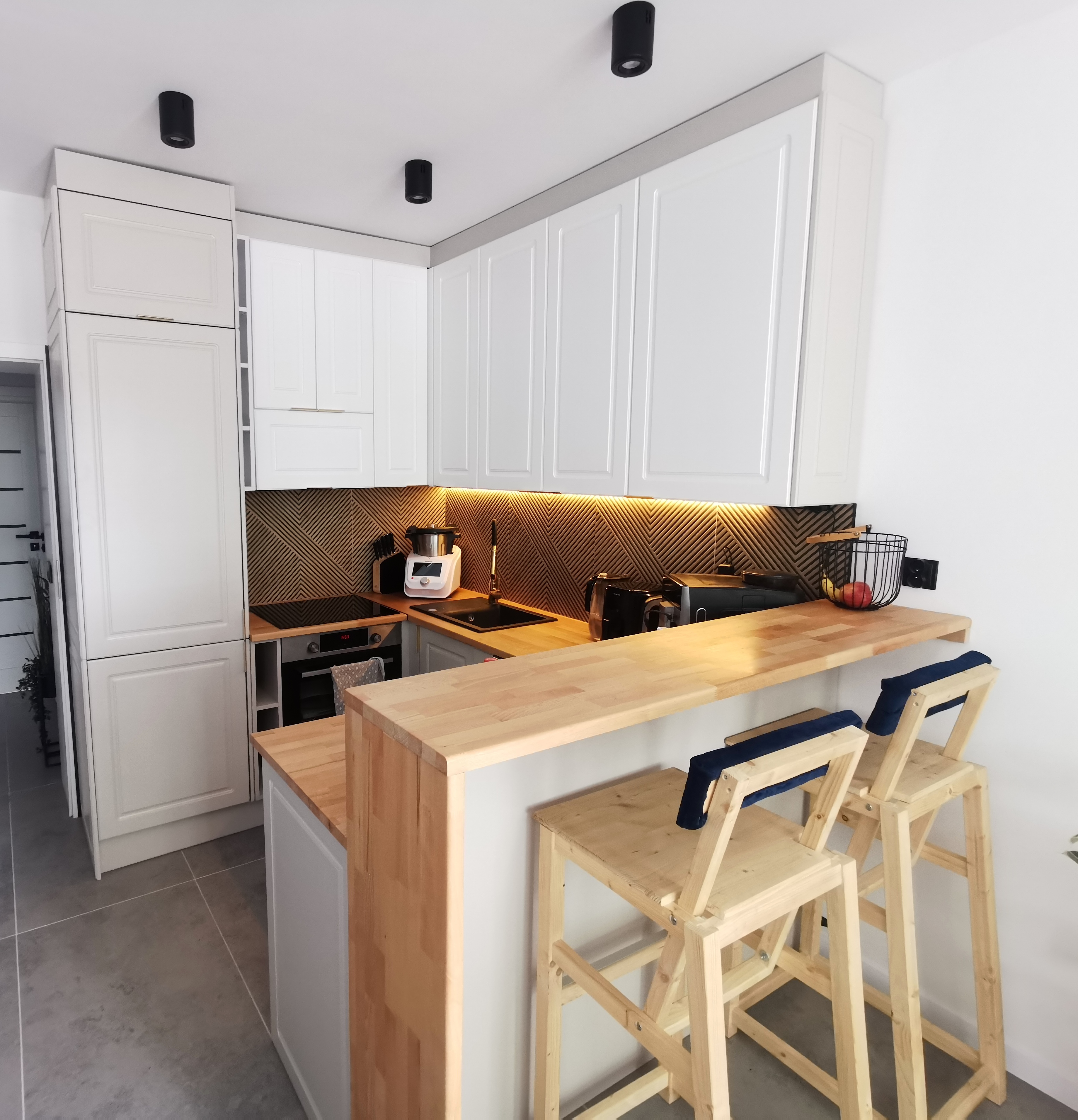 Kuchnia z wyspą barową i drewnianymi akcentami